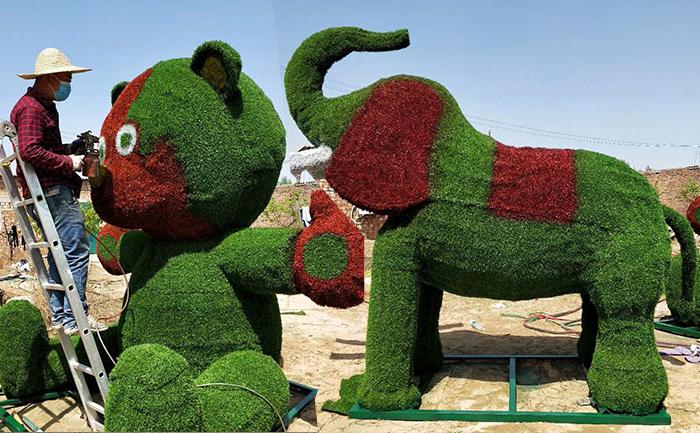 仿真动物绿雕工艺品-大象小熊现场实拍图